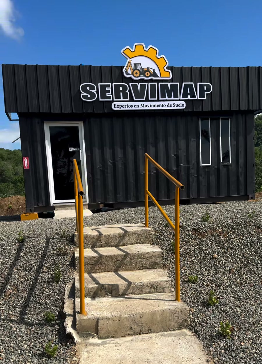 Oficina del campamento SERVIMAP con su letrero
