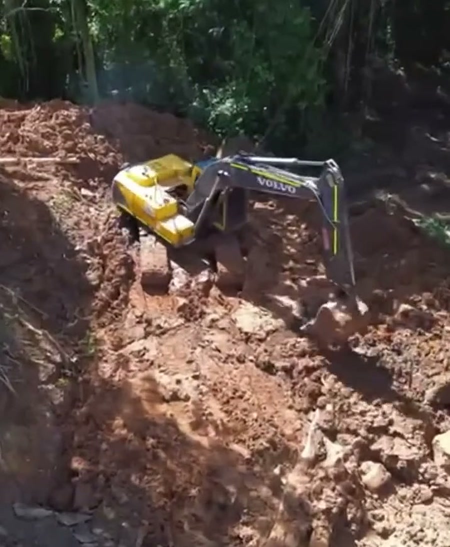 Excavadora de SERVIMAP en la construcción de muros de gaviones